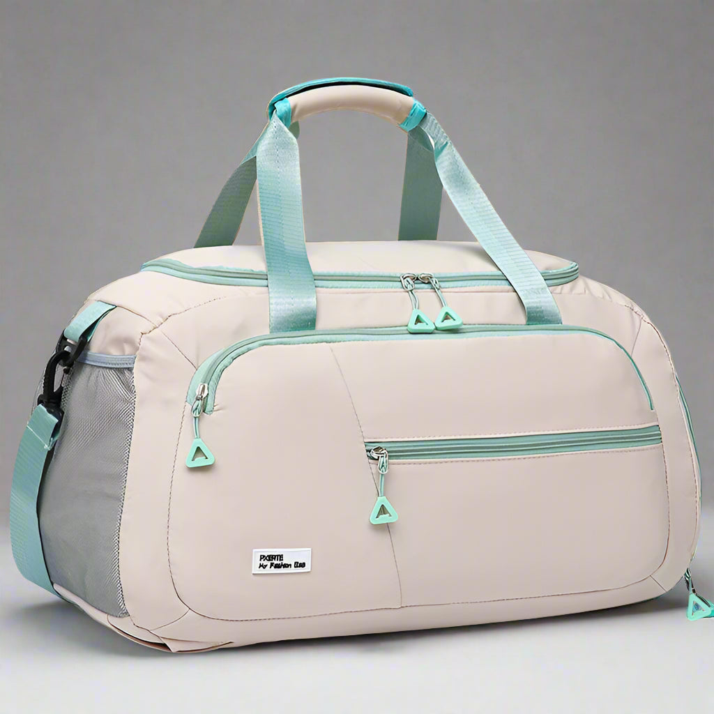 Gray and green travel bag on a light background with text in Chinese